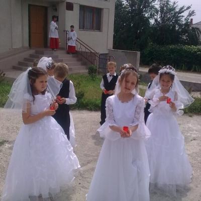 24 iunie: Valea Mică: Prima sfântă Împărtăşanie