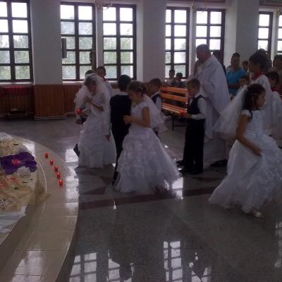 24 iunie: Valea Mică: Prima sfântă Împărtăşanie