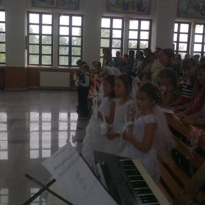 24 iunie: Valea Mică: Prima sfântă Împărtăşanie
