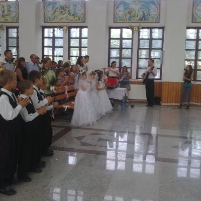 24 iunie: Valea Mică: Prima sfântă Împărtăşanie