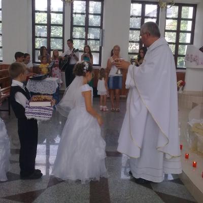 24 iunie: Valea Mică: Prima sfântă Împărtăşanie