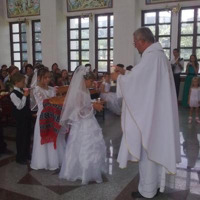 24 iunie: Valea Mică: Prima sfântă Împărtăşanie