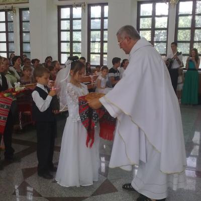 24 iunie: Valea Mică: Prima sfântă Împărtăşanie