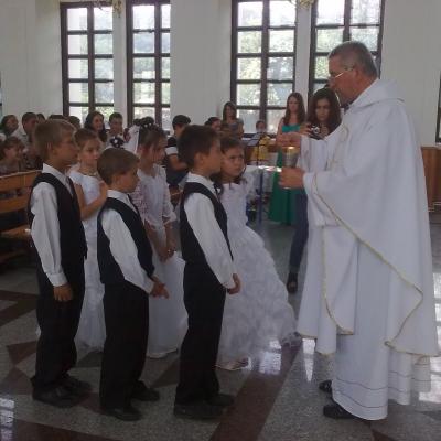 24 iunie: Valea Mică: Prima sfântă Împărtăşanie