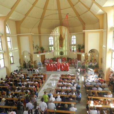 24 iunie: Roman "Isus, Bunul Păstor": Administrarea Mirului