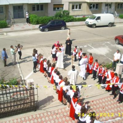24 iunie: Roman "Isus, Bunul Păstor": Administrarea Mirului