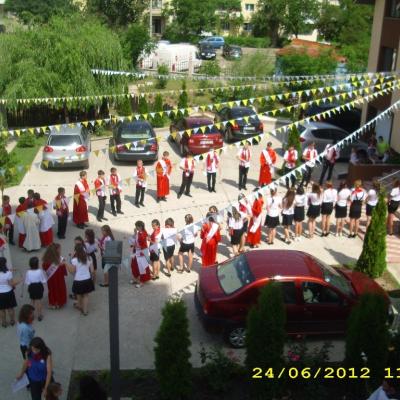 24 iunie: Roman "Isus, Bunul Păstor": Administrarea Mirului