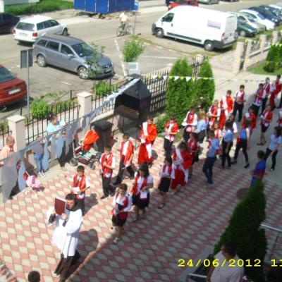 24 iunie: Roman "Isus, Bunul Păstor": Administrarea Mirului