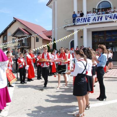 24 iunie: Roman "Isus, Bunul Păstor": Administrarea Mirului