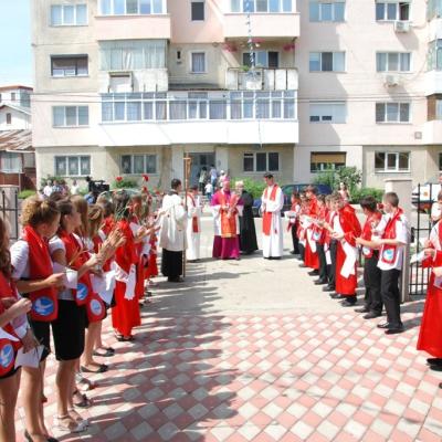 24 iunie: Roman "Isus, Bunul Păstor": Administrarea Mirului