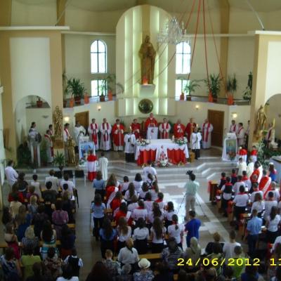 24 iunie: Roman "Isus, Bunul Păstor": Administrarea Mirului