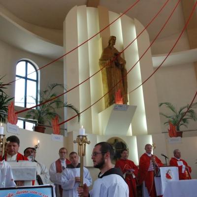 24 iunie: Roman "Isus, Bunul Păstor": Administrarea Mirului