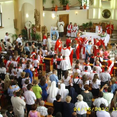 24 iunie: Roman "Isus, Bunul Păstor": Administrarea Mirului
