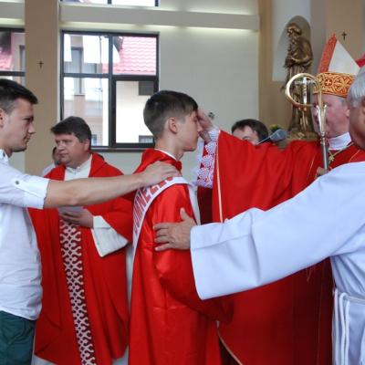 24 iunie: Roman "Isus, Bunul Păstor": Administrarea Mirului