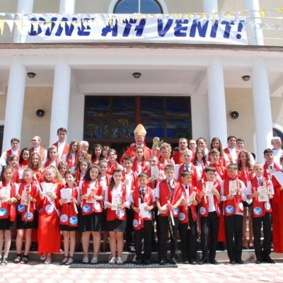 24 iunie: Roman "Isus, Bunul Păstor": Administrarea Mirului