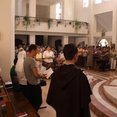 11 iulie: Luncani: Relicva Scapularului Carmelit purtat de fericitul Ioan Paul al II-lea, sosită la mănăstirea carmelită