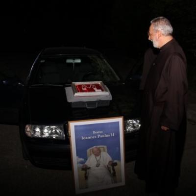 11 iulie: Luncani: Relicva Scapularului Carmelit purtat de fericitul Ioan Paul al II-lea, sosită la mănăstirea carmelită
