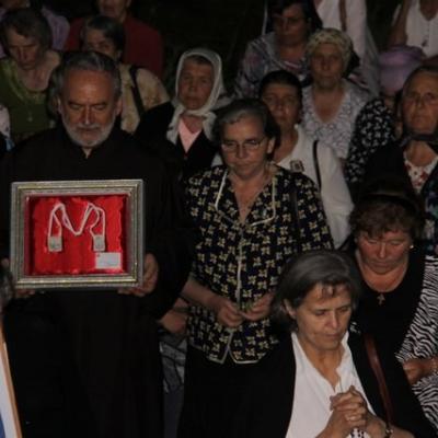 11 iulie: Luncani: Relicva Scapularului Carmelit purtat de fericitul Ioan Paul al II-lea, sosită la mănăstirea carmelită