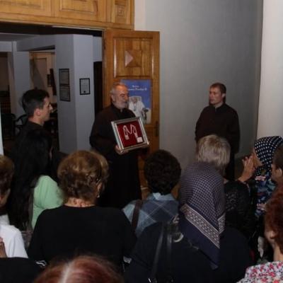 11 iulie: Luncani: Relicva Scapularului Carmelit purtat de fericitul Ioan Paul al II-lea, sosită la mănăstirea carmelită