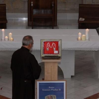 11 iulie: Luncani: Relicva Scapularului Carmelit purtat de fericitul Ioan Paul al II-lea, sosită la mănăstirea carmelită