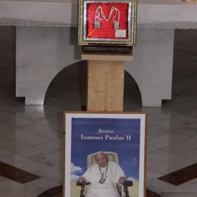 11 iulie: Luncani: Relicva Scapularului Carmelit purtat de fericitul Ioan Paul al II-lea, sosită la mănăstirea carmelită
