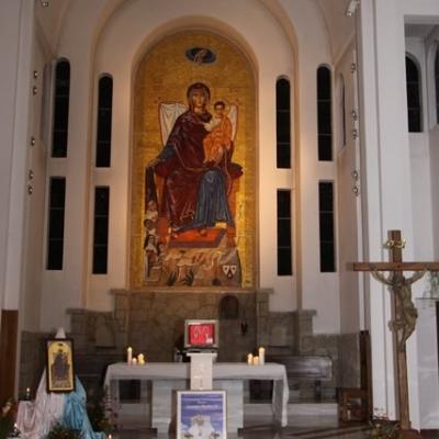 11 iulie: Luncani: Relicva Scapularului Carmelit purtat de fericitul Ioan Paul al II-lea, sosită la mănăstirea carmelită