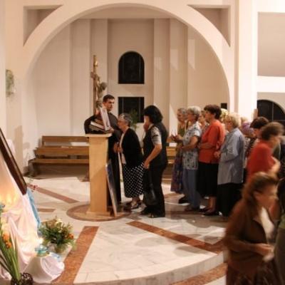 11 iulie: Luncani: Relicva Scapularului Carmelit purtat de fericitul Ioan Paul al II-lea, sosită la mănăstirea carmelită