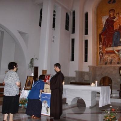11 iulie: Luncani: Relicva Scapularului Carmelit purtat de fericitul Ioan Paul al II-lea, sosită la mănăstirea carmelită