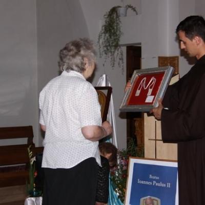 11 iulie: Luncani: Relicva Scapularului Carmelit purtat de fericitul Ioan Paul al II-lea, sosită la mănăstirea carmelită