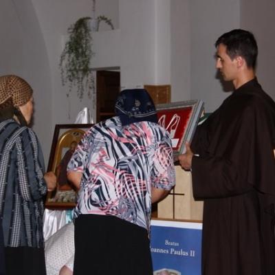 11 iulie: Luncani: Relicva Scapularului Carmelit purtat de fericitul Ioan Paul al II-lea, sosită la mănăstirea carmelită