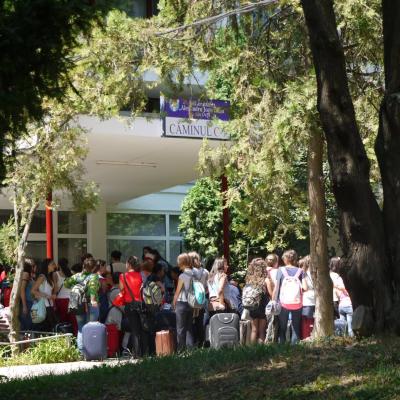 25 iulie: INTC Iaşi: Sosirea tinerilor participanţi