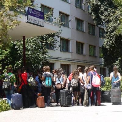 25 iulie: INTC Iaşi: Sosirea tinerilor participanţi