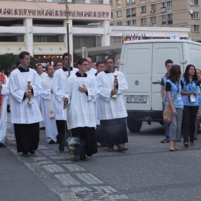 27 iulie: INTC Iaşi: Procesiunea din Piaţa Unirii către catedrala catolică