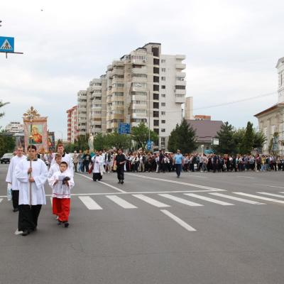 14 august: Bacău-Baraţi: Procesiune către Maica Domnului