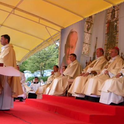 14 august: Cacica: Sfânta Liturghie pentru tineri: un gest frumos pentru Dumnezeu