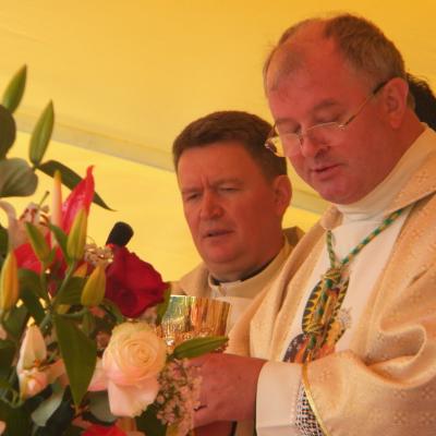14 august: Cacica: Sfânta Liturghie pentru tineri: un gest frumos pentru Dumnezeu